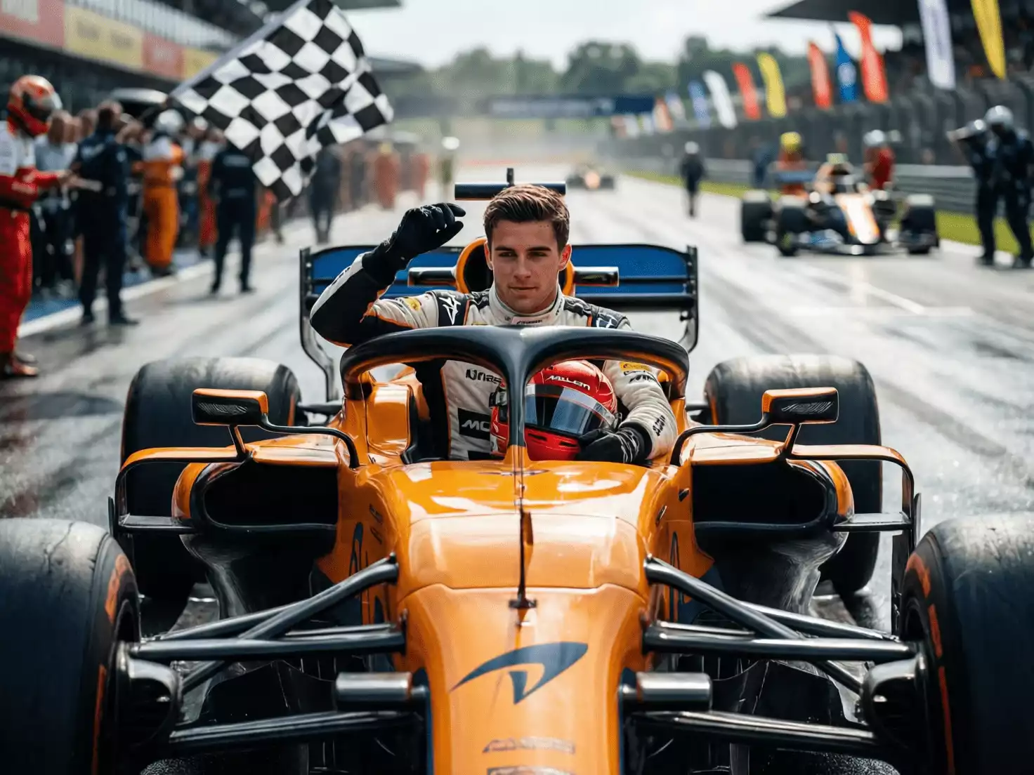 Lando Norris cruzando la línea de meta victorioso con el McLaren